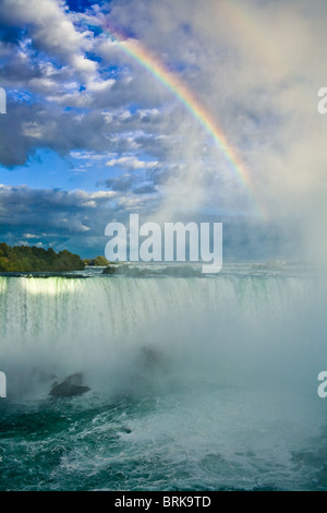 Rainbow und spektakulären Wolken über Horseshoe Falls, Niagara Falls, Ontario, Kanada Stockfoto