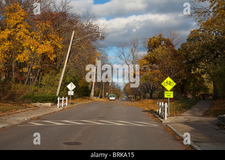 Fahrrad-Zyklus, die Überfahrt auf dem Green Bay Trail Greenway Hazel Avenue in Glencoe Illinois nördlich von Chicago im Herbst fallen Stockfoto