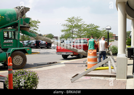 Belegschaft Verlegung Zement in Crocker Park Outlet Mall - Metro Cleveland Ohio Stockfoto