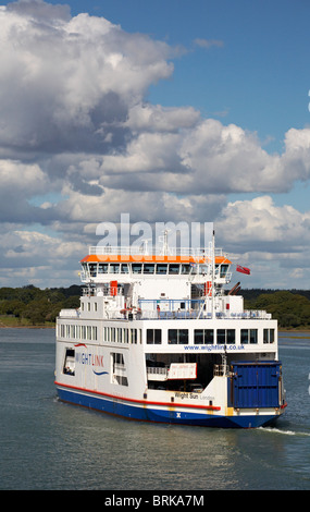 Wightlink Fähre Wight Sun von Yarmouth auf der Isle of Wight über die Solent zum Festland Lymington, Hampshire UK im September - Autofähre Stockfoto