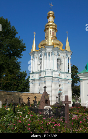 Glockenturm und Friedhof der Kirche der Geburt der Jungfrau Maria (1696) an der Kiewer Höhlenkloster (1015) in Kiew, Ukraine Stockfoto