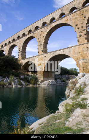 Der Pont du Gard in Südfrankreich, die höchste und eines der besten erhaltenen alle römischen Aquädukt Brücken. Stockfoto