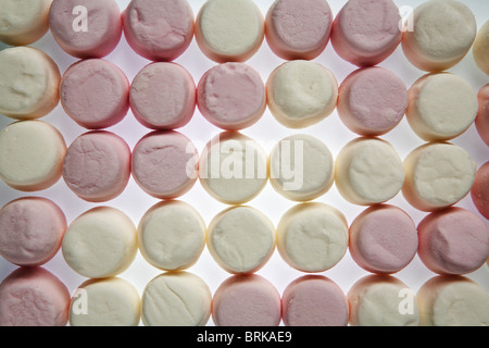 Rosa und weiße Marshmallows auf weißem Hintergrund Stockfoto