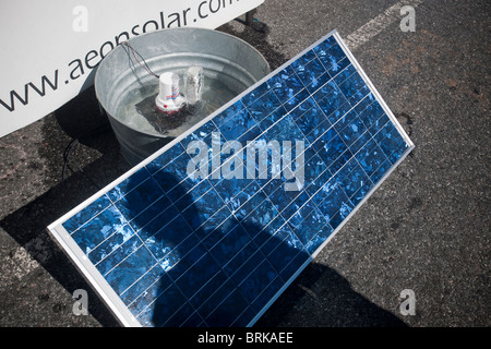 Ein Solar-Panel zeigt sich mit n ökologische Straßenfest eine Wasserpumpe in Brooklyn in New York