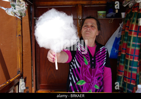 Frau, die Zuckerwatte während der Ecce Homo Feiern auf den Azoren verkauft. Stockfoto
