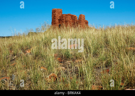 Spanische mission Kirche und unausgegrabenen Grabhügel bei Abo Pueblo Salinis Pueblo Missionen National Monument Mountainair NM. Stockfoto