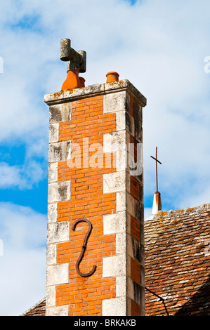 Alte Ziegel und Stein Schornstein und Ziegeldächer - Frankreich. Stockfoto