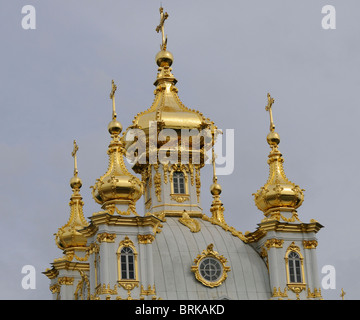 Goldene Kuppeln und Kreuze auf dem Dach der Kapelle in Peterhof. St Petersburg, Russland. Stockfoto