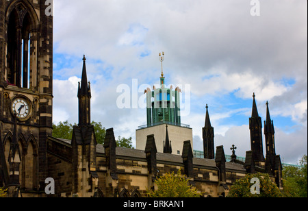 Blick auf die Kirche St. Thomas der Märtyrer und der Civic Centre im Stadtzentrum von Newcastle, Nord-Ost-England. Stockfoto