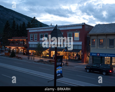 Banff Avenue in der Nacht, Banff, Alberta, Kanada, September 2010 Stockfoto