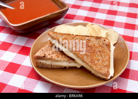 Tomatensuppe und gegrillter Käse auf traditionelle aufgegebenes Hintergrund Stockfoto