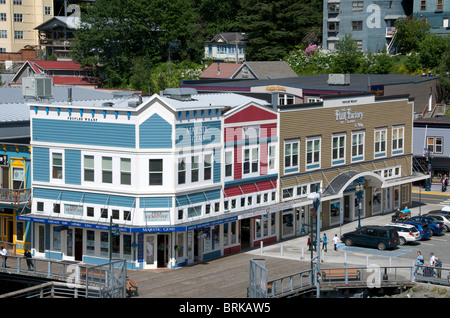 Bunte Wetterschenkel Dockside touristischen Geschäfte Völker Wharf Plaza Juneau Alaska USA Stockfoto
