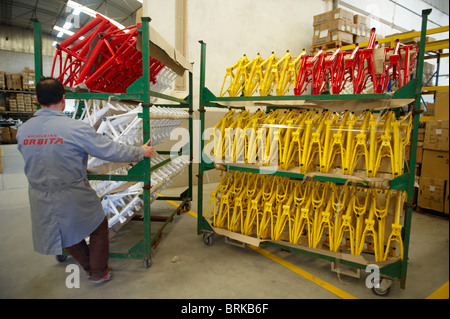 Arbeiter zieht Fahrradrahmen Rack im Lager des Fahrrad-Fabrik Stockfoto