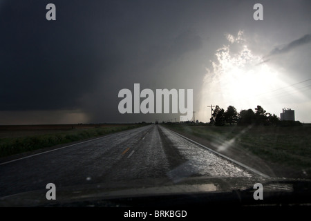 Zeigen Sie auf einem schweren Gewitter in Kansas, 23. Mai 2010 schließt er Form der Hauch von einem Storm Chaser Fahrzeug an. Stockfoto