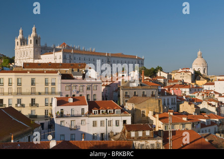 Blick über Alfama Viertel Sao Vicente de Fora und Santa Engracia Kirche Lissabon Portugal Stockfoto