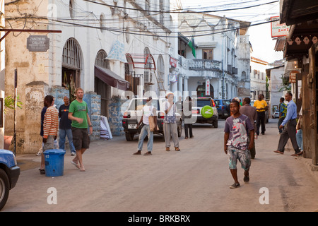 Sansibar, Tansania. Kenyatta Street, Postamt links durch das Internet Zeichen, Stone Town. Stockfoto