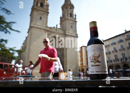 22 Sep 2010 Mann und Flasche Dom San Mateo Festival, Feier der Rioja Wein ernten, Logroño, La Rioja, Spanien Stockfoto