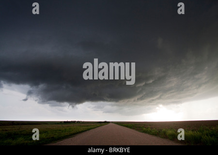 Ein Feldweg führt in Richtung einer Superzelle Gewitter in Kansas, 23. Mai 2010. Stockfoto