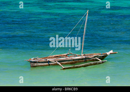 Jambiani, Sansibar, Tansania. Ausleger-Kanu (Ngalawa). Indischen Ozean. Stockfoto