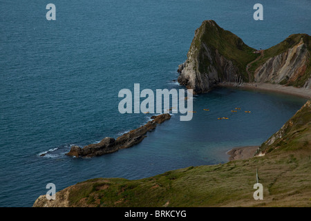 Kajaks im Meer bei Durdle Door in den Sommermonaten Dorset England UK Stockfoto