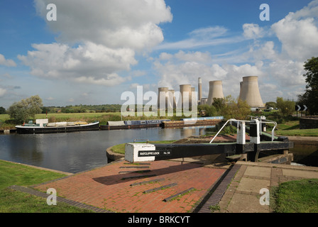 Ratcliffe Sperre für den Fluss steigen mit schmalen Boote und das Ratcliffe-on-Soar Kraftwerk im Hintergrund. Stockfoto