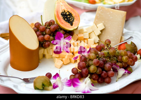 Obst- und Käseplatte mit Trauben bei einer Hochzeitsfeier Stockfoto