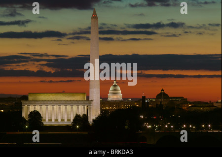 Das Lincoln Memorial, Washington Monument und US Capitol Gebäude während der Morgendämmerung aus Arlington, Virginia Stockfoto