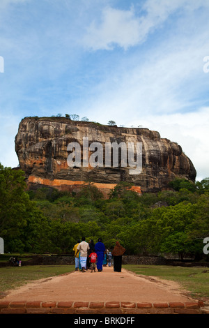 Sigiriya oder Lion es Rock, ist einer alten Festung und Palast Ruine umgeben von Steingärten Stockfoto