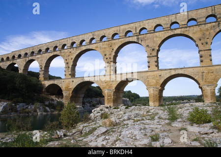 Der Pont du Gard in Südfrankreich, die höchste und eines der besten erhaltenen alle römischen Aquädukt Brücken. Stockfoto