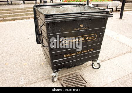 Wheelie bin in der City of Westminster, London Stockfoto