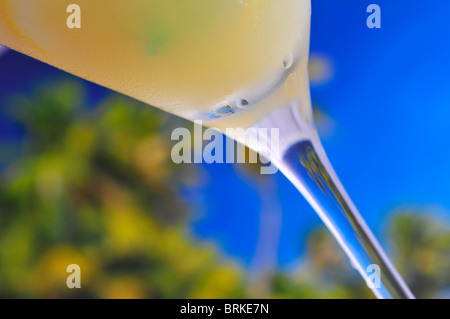 Cocktail an einem tropischen Strand Stockfoto