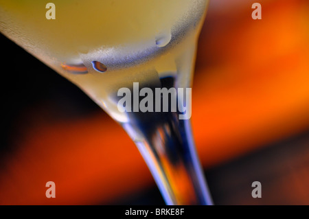 Cocktails bei Sonnenuntergang an einem tropischen Strand Stockfoto