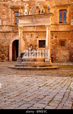 Wasser gut in das historische mittelalterliche Dorf von Montepulciano, Toskana Italien Stockfoto