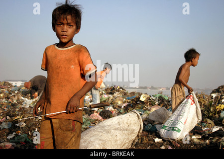 Ein junges Kind Arbeiter junge blickt durch Müll für Wertstoffe bei Stung Meanchey Mülldeponie in Phnom Penh, Kambodscha. Stockfoto