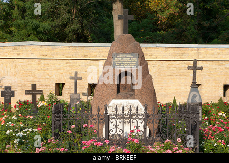 Friedhof der Kirche der Geburt der Jungfrau Maria (1696) an der Kiewer Höhlenkloster (1015) in Kiew, Ukraine Stockfoto