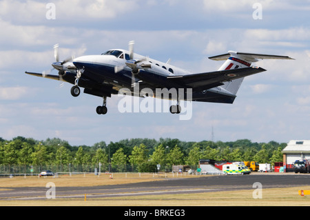 Beechcraft/Raytheon B200 King Air betrieben von der RAF in Farnborough Airshow, UK ausziehen. Stockfoto