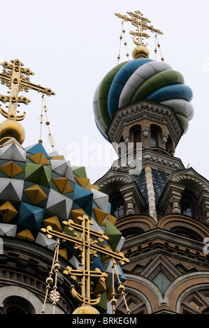 Farbige Zwiebel Kuppeln und orthodoxe christliche Kreuze auf dem Dach der Kirche von unser Erlöser der Auferstehungskirche geprägt. Stockfoto