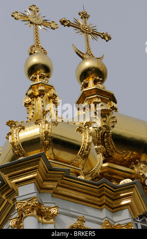 Goldene Kuppeln und Kreuze auf dem Dach der Kapelle in Peterhof. St Petersburg, Russland. Stockfoto