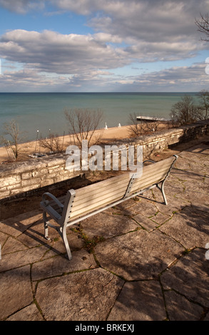 Bank mit Blick auf Lake Michigan in Glencoe in der Nähe von Chicago an einem sonnigen Herbst Herbsttag eine Szene vom Film Ferris Tag Stockfoto
