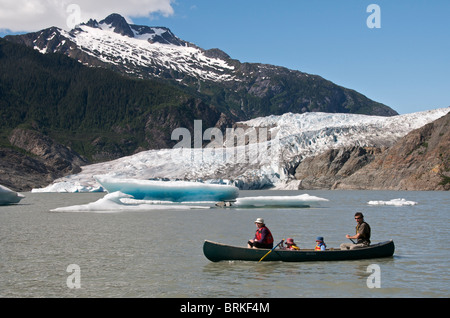 Familie im Kanu am Mendenhall-Gletscher in der Nähe von Juneau Alaska USA Stockfoto