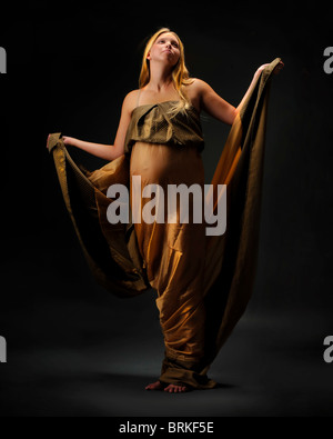 Schwangere Frau Göttin posiert im studio Stockfoto
