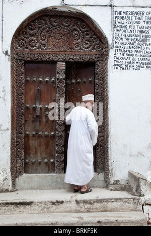 Sansibar, Tansania. Moschee-Eingang in Stone Town. Die Tür ist im asiatischen Stil, mit abgerundeter Spitze geschnitzt. Stockfoto