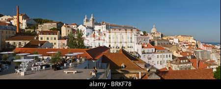 Blick über Alfama Viertel Sao Vicente de Fora und Santa Engracia Kirche Lissabon Portugal Stockfoto