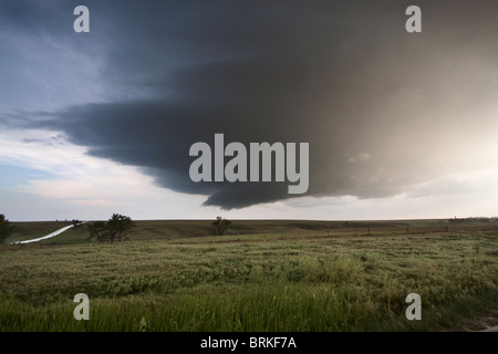 Ein supercellular Gewitter mit einer Wand-Wolke und einem Hauch von einem Wolkentrichter in Kansas, 23. Mai 2010. Stockfoto