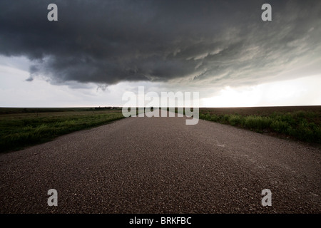 Ein Feldweg führt in Richtung einer Superzelle Gewitter in Kansas, 23. Mai 2010. Stockfoto