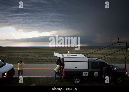 Tornado-Verfolger und Wissenschaftler, die Teilnahme an Projekt Vortex 2 in ländlichen Wyoming, 21. Mai 2010. Stockfoto