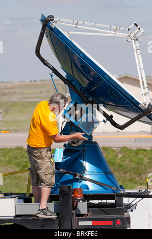 Storm Chaser und Projekt Vortex 2 Mitglied Herb Stein Reparaturen der Doppler auf Rädern Radarschüssel Kimball, Nebraska, USA Stockfoto