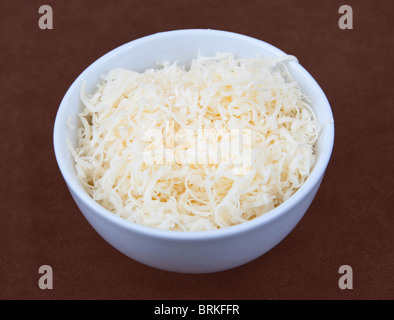 eine kleine weiße Prep Schüssel voll von geriebenem Käse zum Kochen bereit. Stockfoto