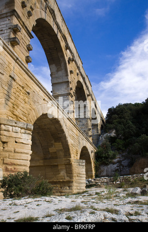 Der Pont du Gard in Südfrankreich, die höchste und eines der besten erhaltenen alle römischen Aquädukt Brücken. Stockfoto