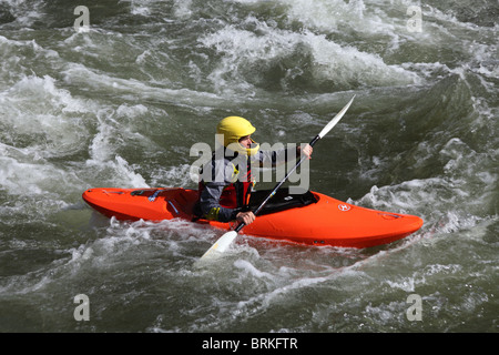 Kajakfahrer in den Stromschnellen auf dem Colorado River im Glenwood Canyon in Colorado in der Nähe von Glenwood Springs Stockfoto